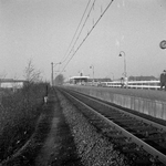 153170 Gezicht op het perron van het N.S.-station Leiden Lammenschans te Leiden. Op de achtergrond staat het stationsgebouw.
